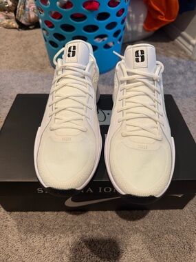 Nike Sabrina 1 Brand New! Mens Sz 11 Women’s Sz 12.5